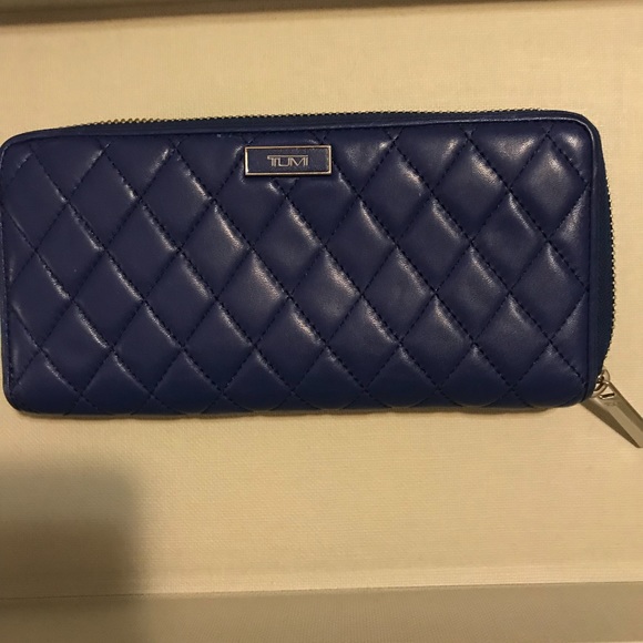 tumi ladies wallet